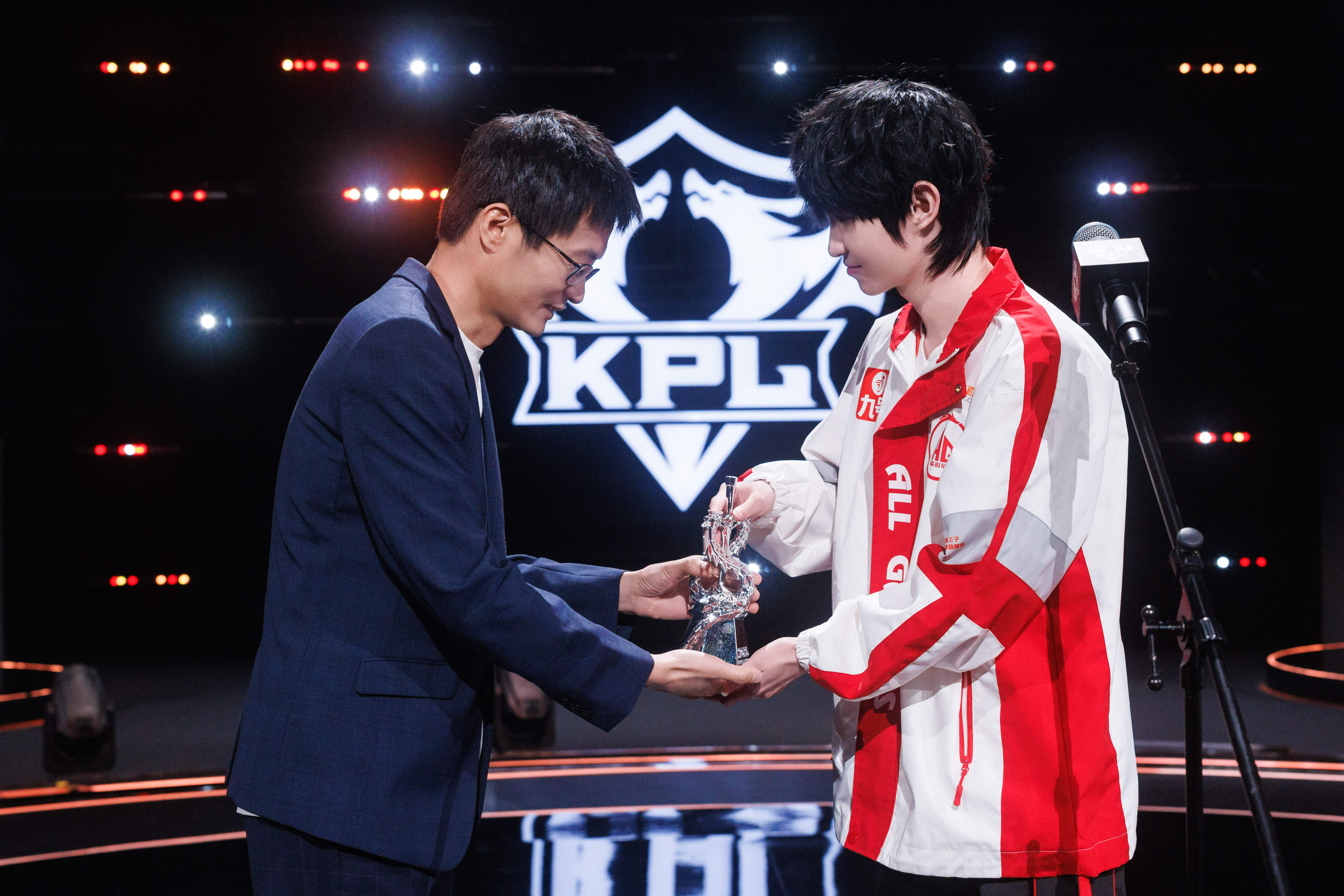 竞猜热点选手发挥出色,荣膺最佳MVP 竞猜热点选手发挥出色,荣膺最佳MVP