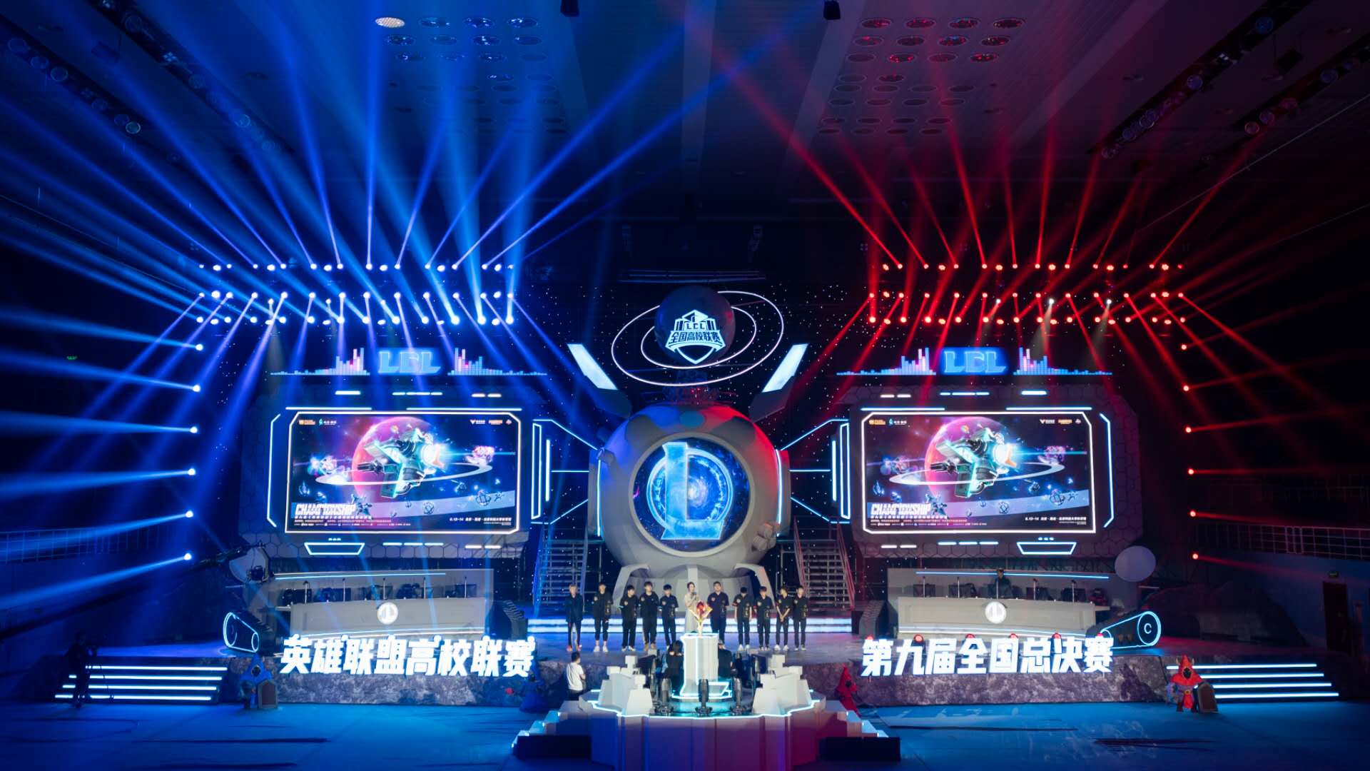 关于场面火爆！英雄联盟观众席沸腾不已的信息